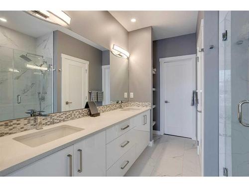 8105 47 Avenue Nw, Calgary, AB - Indoor Photo Showing Bathroom