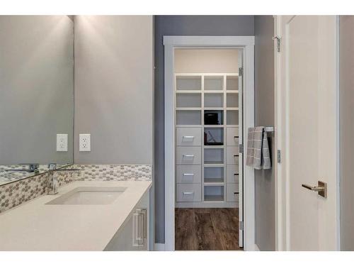 8105 47 Avenue Nw, Calgary, AB - Indoor Photo Showing Bathroom