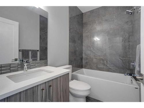 8105 47 Avenue Nw, Calgary, AB - Indoor Photo Showing Bathroom