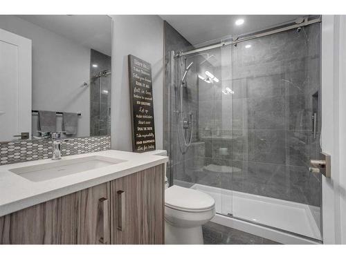 8105 47 Avenue Nw, Calgary, AB - Indoor Photo Showing Bathroom