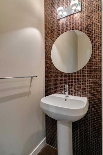 15 Aspen Stone Way Sw, Calgary, AB - Indoor Photo Showing Bathroom