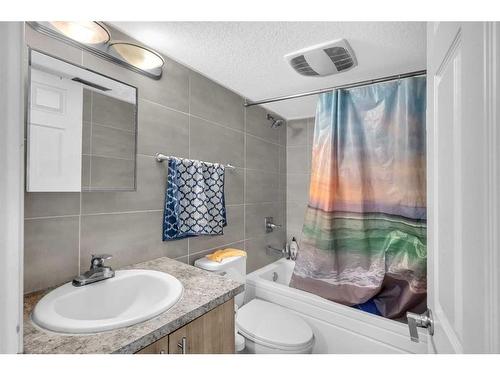 137 Saddlecrest Green Ne, Calgary, AB - Indoor Photo Showing Bathroom