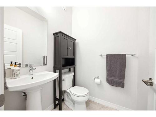 72 Evansglen Park Nw, Calgary, AB - Indoor Photo Showing Bathroom