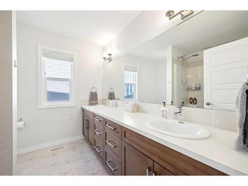 72 Evansglen Park Nw, Calgary, AB - Indoor Photo Showing Bathroom