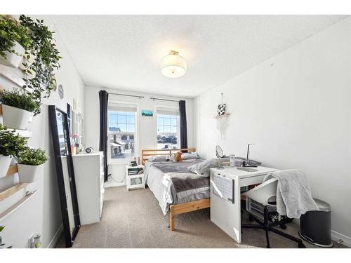 72 Evansglen Park Nw, Calgary, AB - Indoor Photo Showing Bedroom