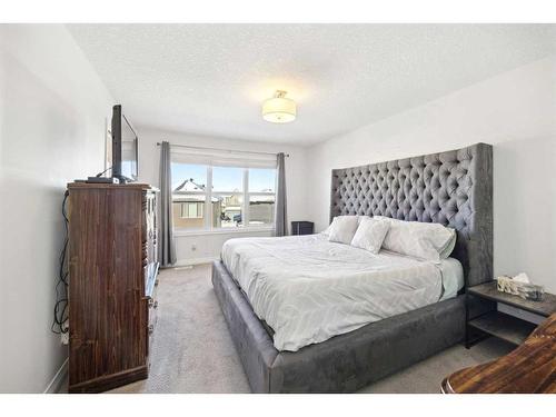 72 Evansglen Park Nw, Calgary, AB - Indoor Photo Showing Bedroom