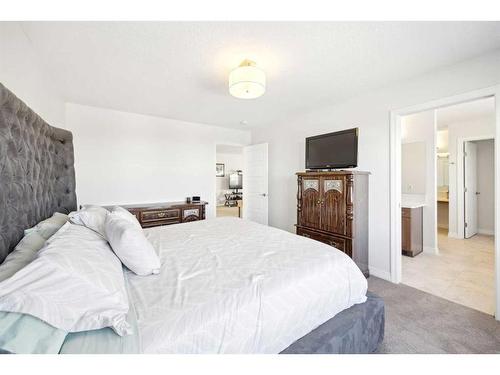 72 Evansglen Park Nw, Calgary, AB - Indoor Photo Showing Bedroom