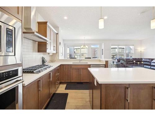 72 Evansglen Park Nw, Calgary, AB - Indoor Photo Showing Kitchen With Upgraded Kitchen