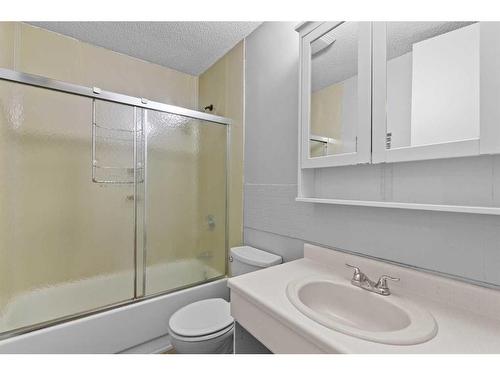 204 Olympia Drive Se, Calgary, AB - Indoor Photo Showing Bathroom