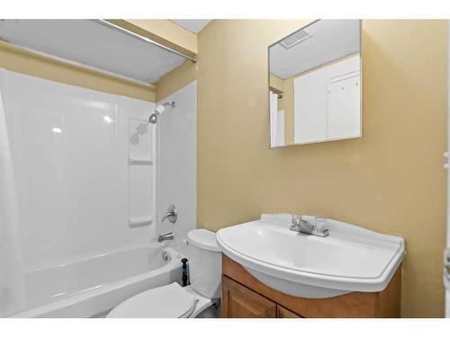 204 Olympia Drive Se, Calgary, AB - Indoor Photo Showing Bathroom