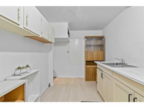 204 Olympia Drive Se, Calgary, AB - Indoor Photo Showing Kitchen