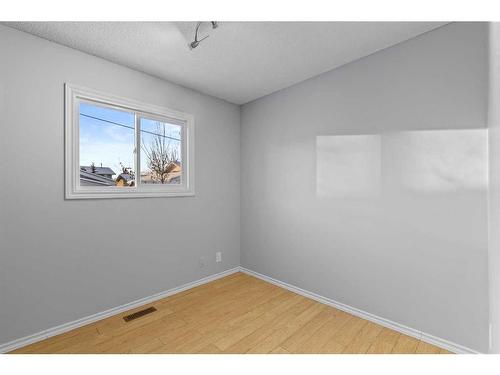 204 Olympia Drive Se, Calgary, AB - Indoor Photo Showing Other Room