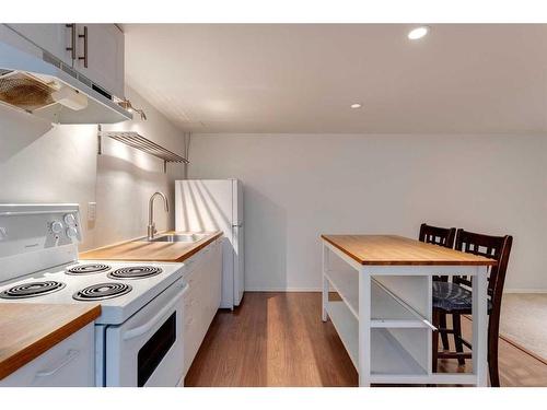 68 Haddock Road Sw, Calgary, AB - Indoor Photo Showing Kitchen