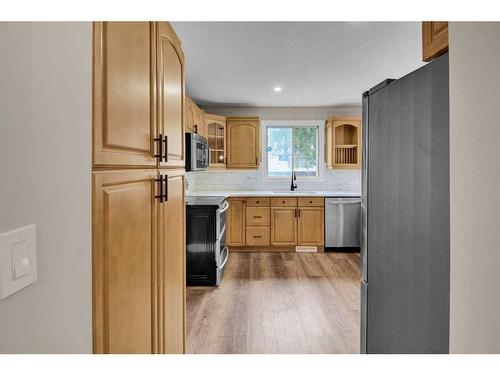 115 Bracewood Way Sw, Calgary, AB - Indoor Photo Showing Kitchen