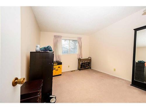 108 Berwick Way Nw, Calgary, AB - Indoor Photo Showing Living Room