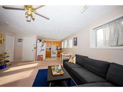 108 Berwick Way Nw, Calgary, AB - Indoor Photo Showing Kitchen