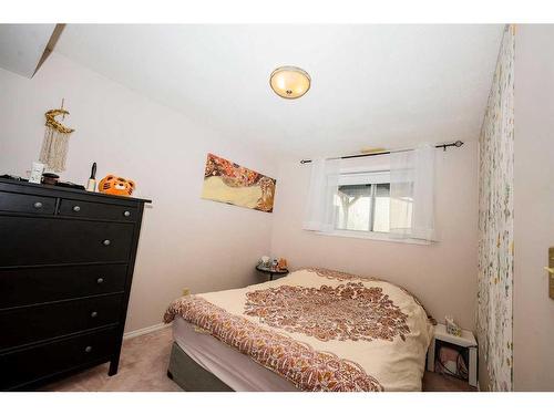 108 Berwick Way Nw, Calgary, AB - Indoor Photo Showing Bedroom