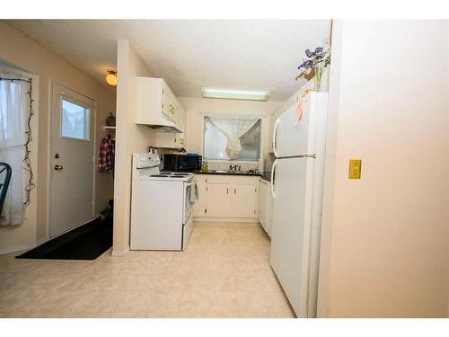 108 Berwick Way Nw, Calgary, AB - Indoor Photo Showing Kitchen