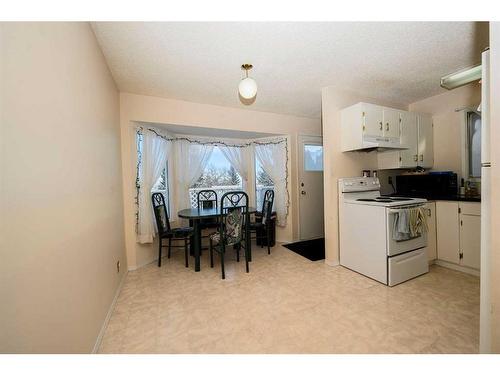 108 Berwick Way Nw, Calgary, AB - Indoor Photo Showing Kitchen