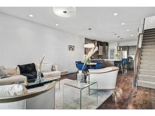 2338 Westmount Road Nw, Calgary, AB - Indoor Photo Showing Living Room