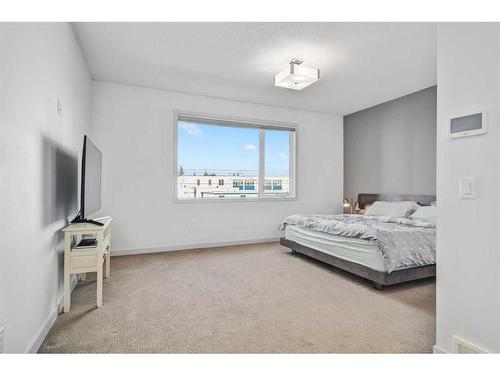 2338 Westmount Road Nw, Calgary, AB - Indoor Photo Showing Bedroom