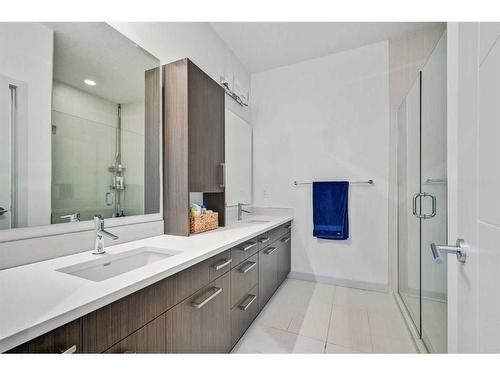 2338 Westmount Road Nw, Calgary, AB - Indoor Photo Showing Bathroom