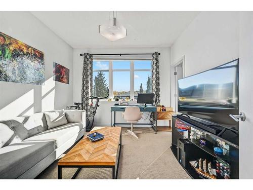 2338 Westmount Road Nw, Calgary, AB - Indoor Photo Showing Living Room