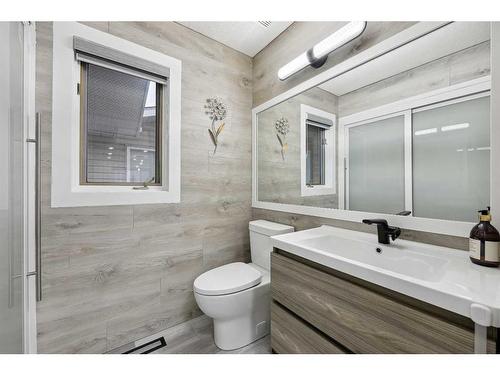 155 Scurfield Place Nw, Calgary, AB - Indoor Photo Showing Bathroom