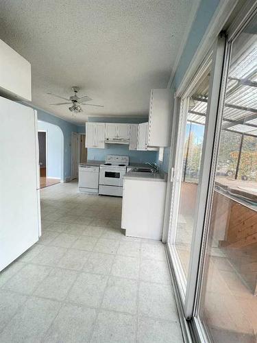 8140 47 Avenue Nw, Calgary, AB - Indoor Photo Showing Kitchen