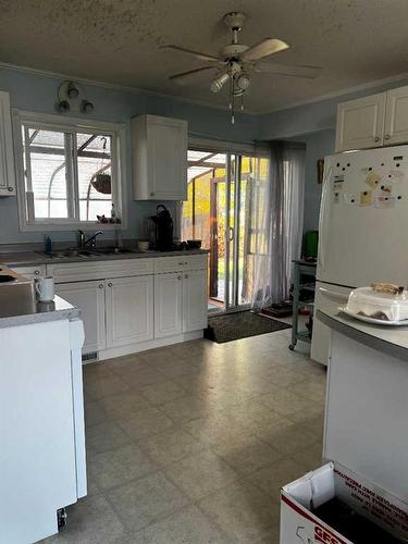 8140 47 Avenue Nw, Calgary, AB - Indoor Photo Showing Kitchen