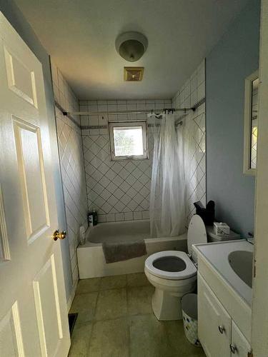 8140 47 Avenue Nw, Calgary, AB - Indoor Photo Showing Bathroom