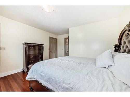 9 Dover Mews Se, Calgary, AB - Indoor Photo Showing Bedroom