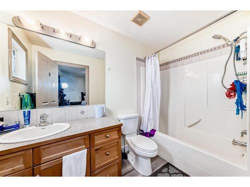 9 Dover Mews Se, Calgary, AB - Indoor Photo Showing Bathroom