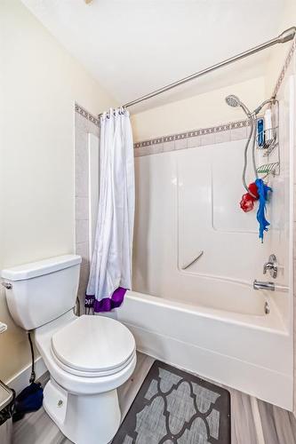 9 Dover Mews Se, Calgary, AB - Indoor Photo Showing Bathroom