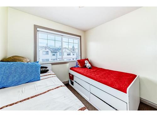 9 Dover Mews Se, Calgary, AB - Indoor Photo Showing Bedroom