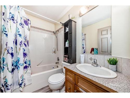 9 Dover Mews Se, Calgary, AB - Indoor Photo Showing Bathroom