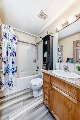 9 Dover Mews Se, Calgary, AB - Indoor Photo Showing Bathroom