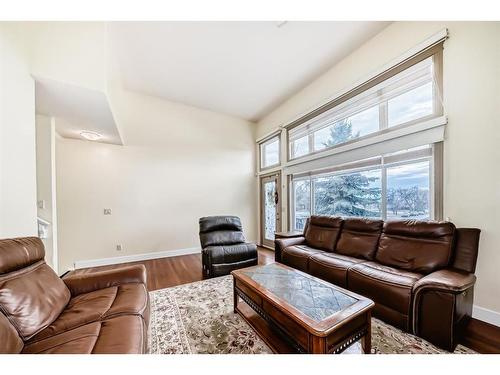 9 Dover Mews Se, Calgary, AB - Indoor Photo Showing Living Room