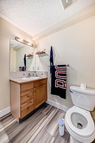 9 Dover Mews Se, Calgary, AB - Indoor Photo Showing Bathroom