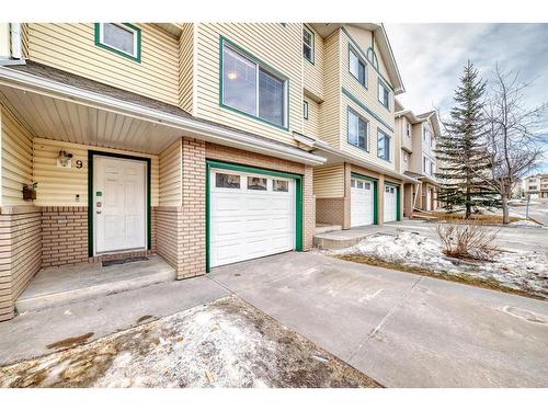 9 Dover Mews Se, Calgary, AB - Outdoor