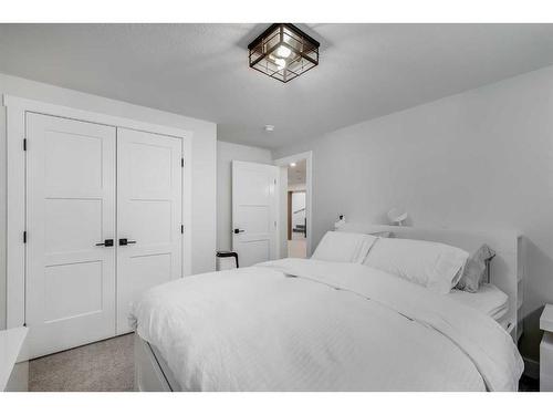 119 Silver Brook Road Nw, Calgary, AB - Indoor Photo Showing Bedroom