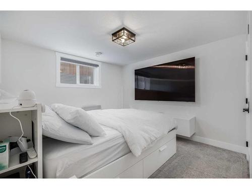 119 Silver Brook Road Nw, Calgary, AB - Indoor Photo Showing Bedroom