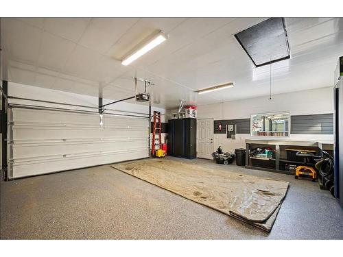 1115 45 Street Sw, Calgary, AB - Indoor Photo Showing Garage