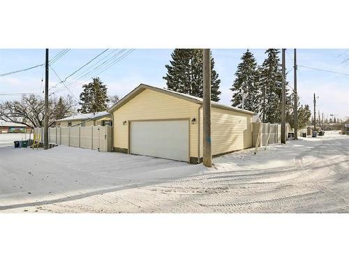 1115 45 Street Sw, Calgary, AB - Indoor Photo Showing Garage