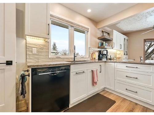 1115 45 Street Sw, Calgary, AB - Indoor Photo Showing Kitchen