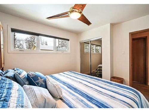 1115 45 Street Sw, Calgary, AB - Indoor Photo Showing Bedroom