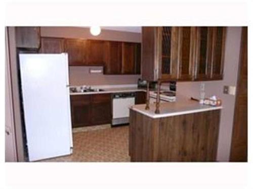 112 Berkley Way Nw, Calgary, AB - Indoor Photo Showing Kitchen