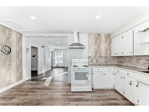 8828 47 Avenue Nw, Calgary, AB - Indoor Photo Showing Kitchen