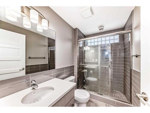 2316 16 Street Sw, Calgary, AB - Indoor Photo Showing Bathroom