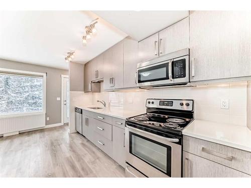 2316 16 Street Sw, Calgary, AB - Indoor Photo Showing Kitchen With Upgraded Kitchen